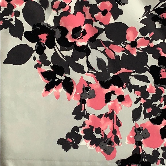 New York & Company Floral Pencil Skirt. Size 4 - Picture 2 of 6